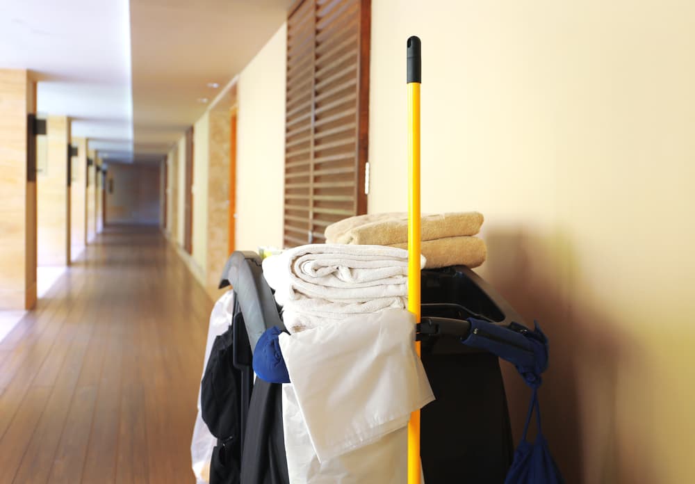 Chariot de ménage et linge propre dans le couloir d'un hôtel