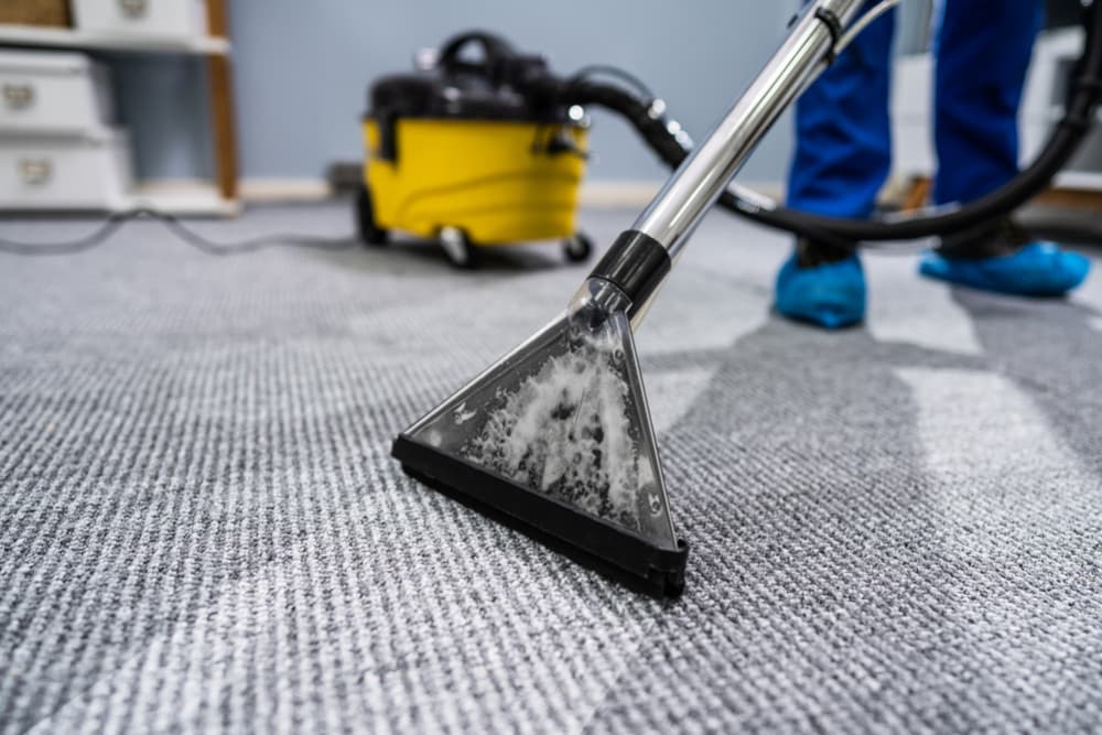 Injection-extraction sur une moquette avec un suceur professionnel